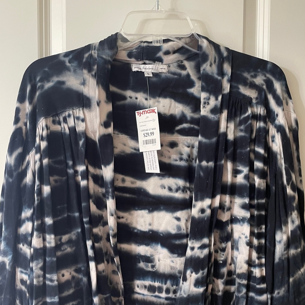 NWT - NAVY + WHITE TIE DYE FLOWY WRAP